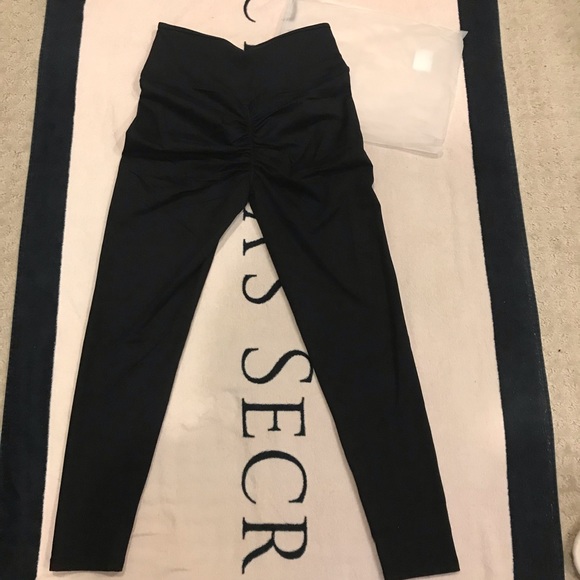 1x Peachy Scrunch Butt Leggings ESSENTIAL BLACK - Picture 3 of 9
